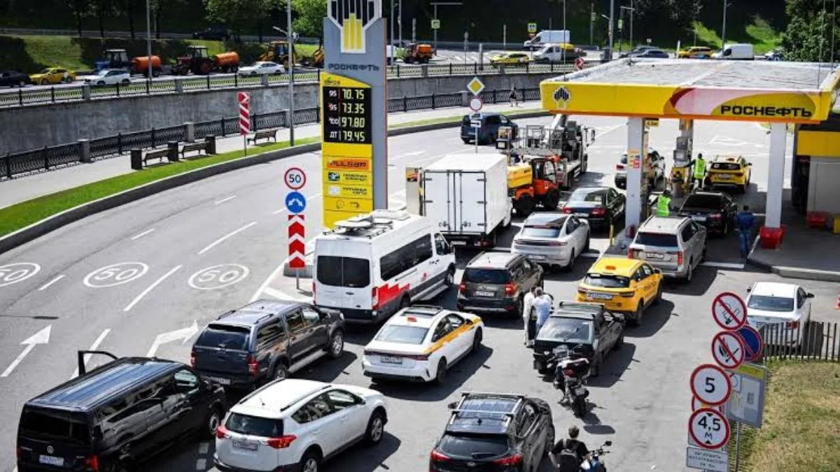 Russia’s fuel crisis deepens, hours long queues now common even in wealthy Moscow