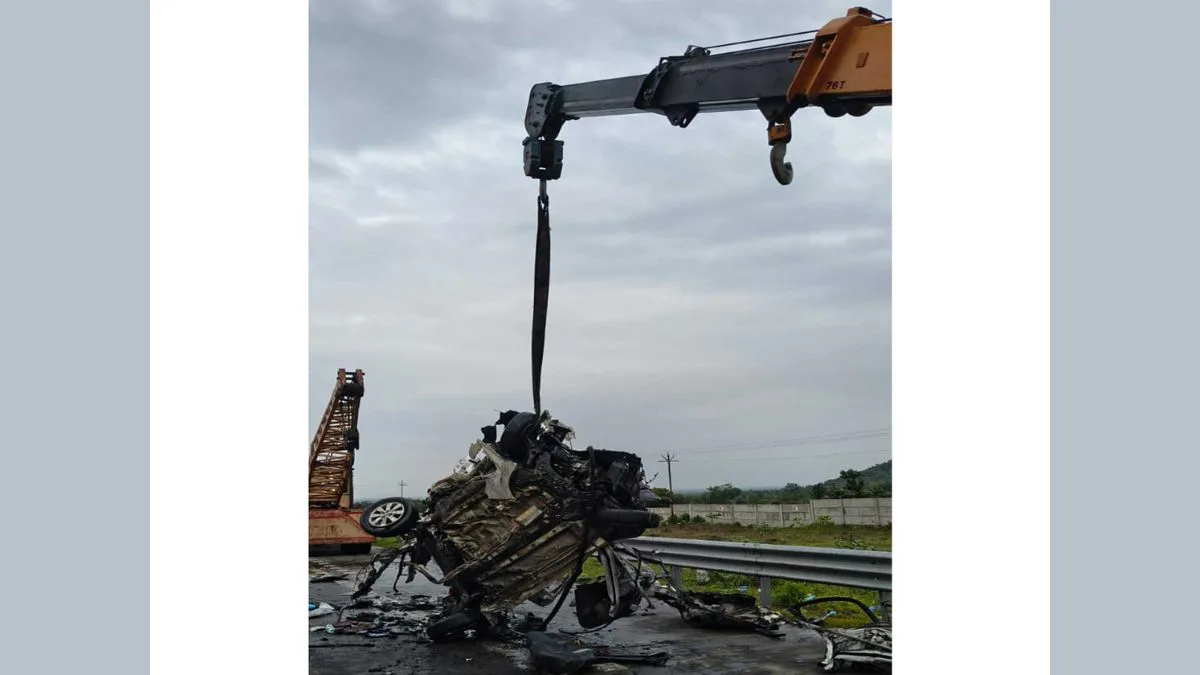 Truck rams car from behind on Samruddhi Expressway, kills five near Wardha