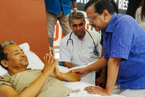 Kejriwal visits Sonam Wangchuk at Jantar Mantar, warns BJP of ‘2014-like fate’