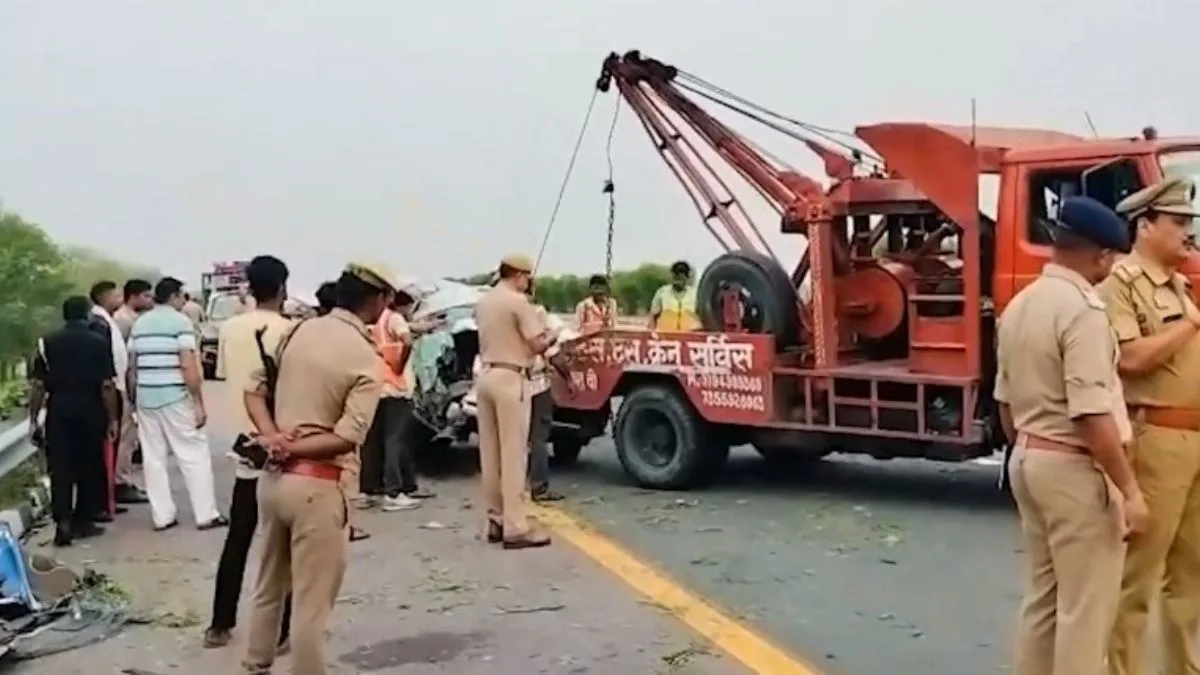 Horrific bus-car collision on Agra-Lucknow Expressway kills five in Unnao; driver fatigue suspected