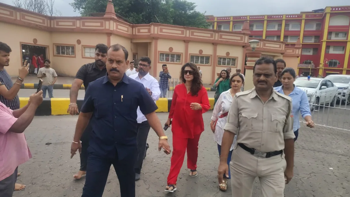 Kajol offers prayers at Dakshineswar Kali Temple | Watch